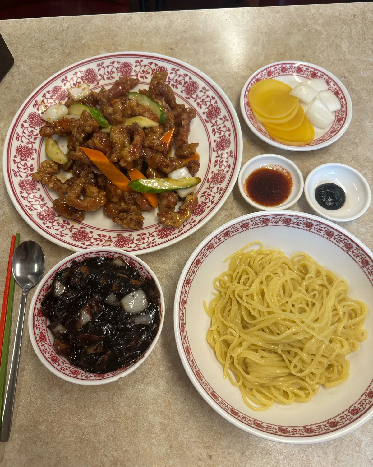 山東餃子 — 麺と揚げ肉が並ぶ食卓