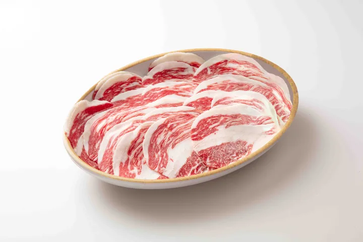 白背景の霜降り肉スライス
