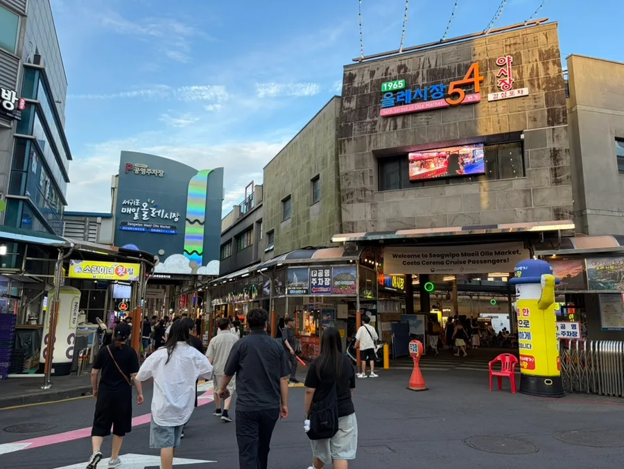 夕日に照らされた市場入口