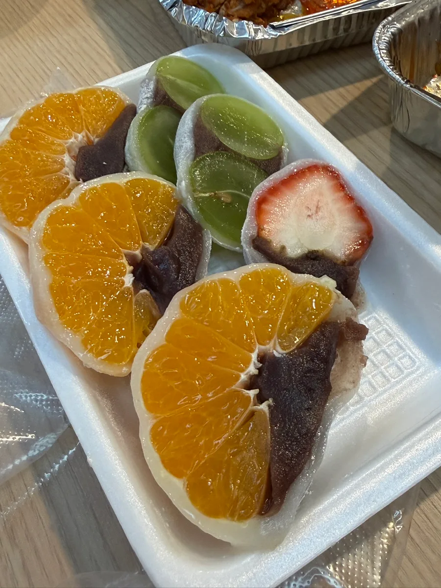西帰浦毎日オルレ市場 — 果物を包んだ色鮮やかな餅