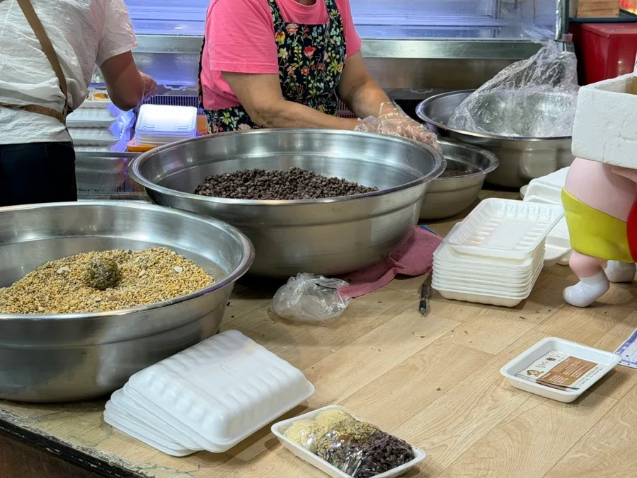 西帰浦毎日オルレ市場 — 大鉢で仕上げる餅菓子