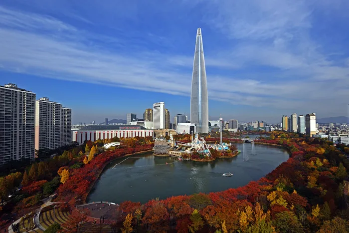 石村湖 — 紅葉に囲まれた湖と高層塔