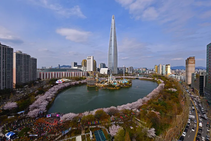 石村湖 — 桜に囲まれた湖と高層塔