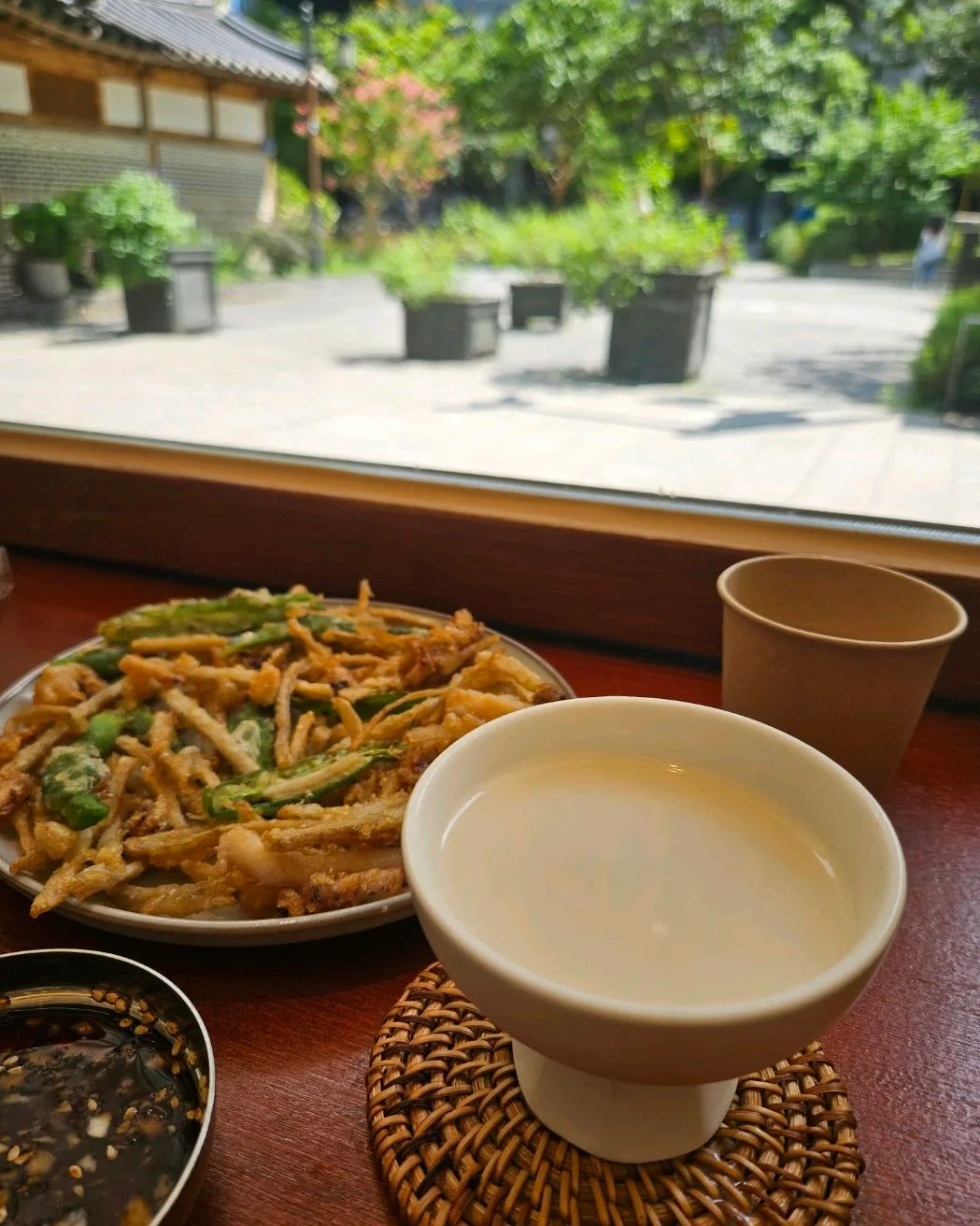 窓辺のマッコリと揚げ物
