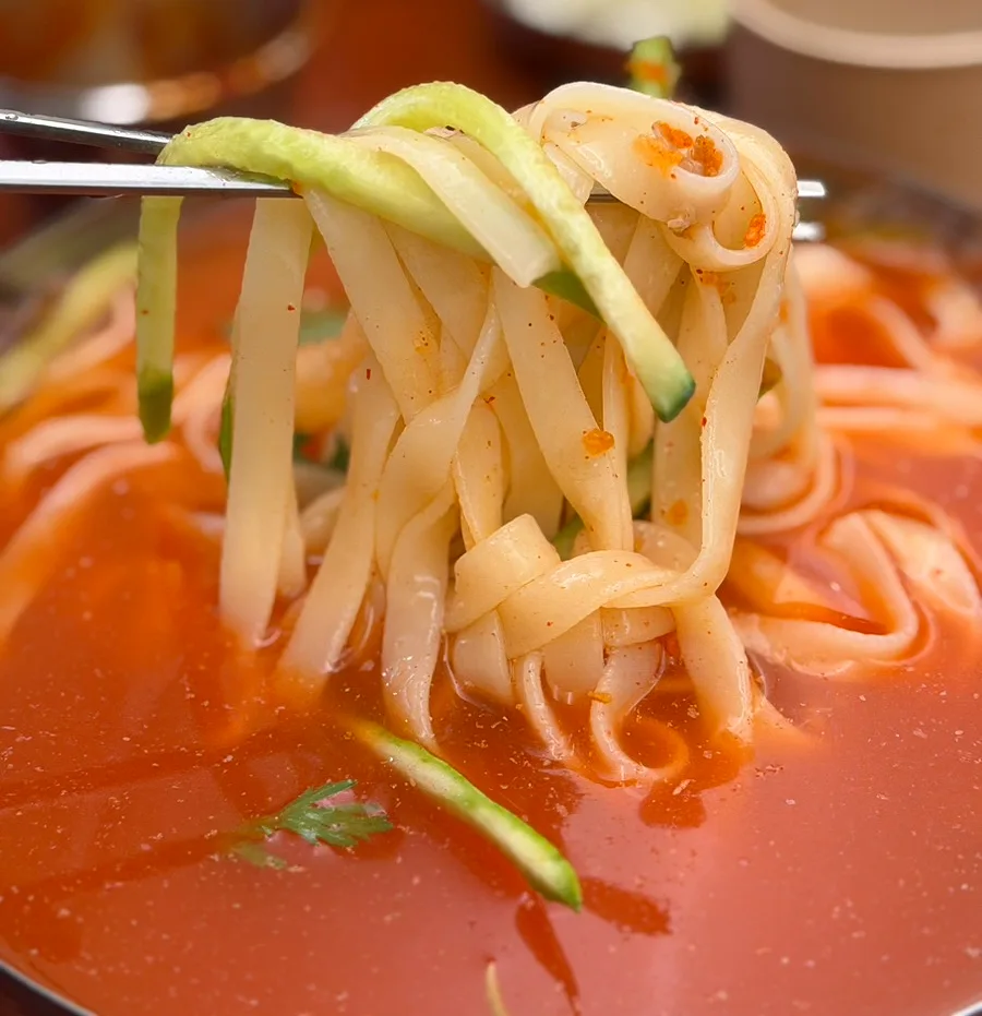 ソリドン — 箸で持ち上げた冷たい太麺