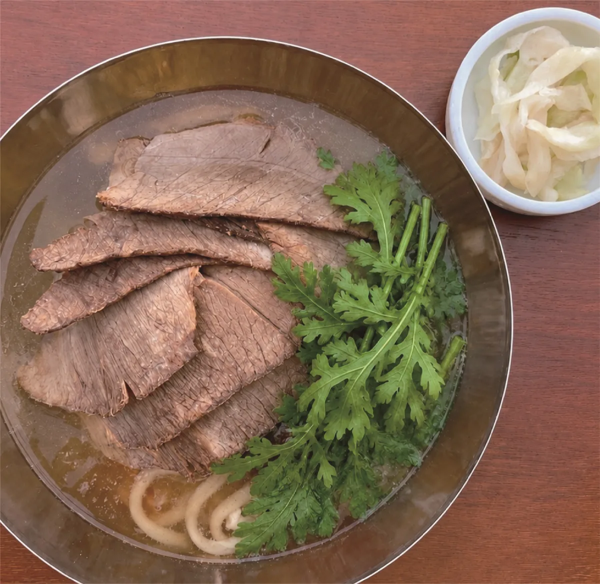 牛肉と春菊をのせた麺