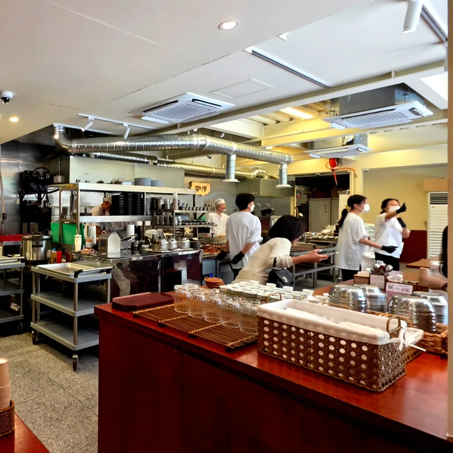 厨房と木製の配膳台