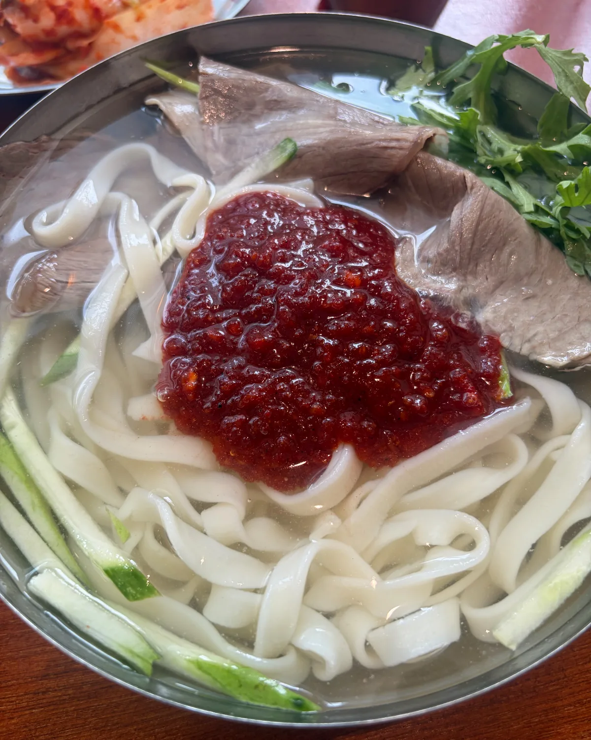 赤い薬味を添えた冷たい麺