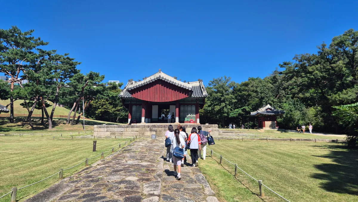 石畳の先に立つ祭殿
