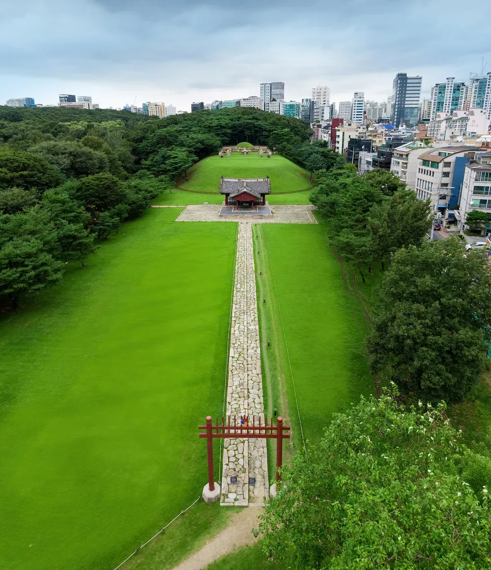 緑の陵域を貫く石の参道