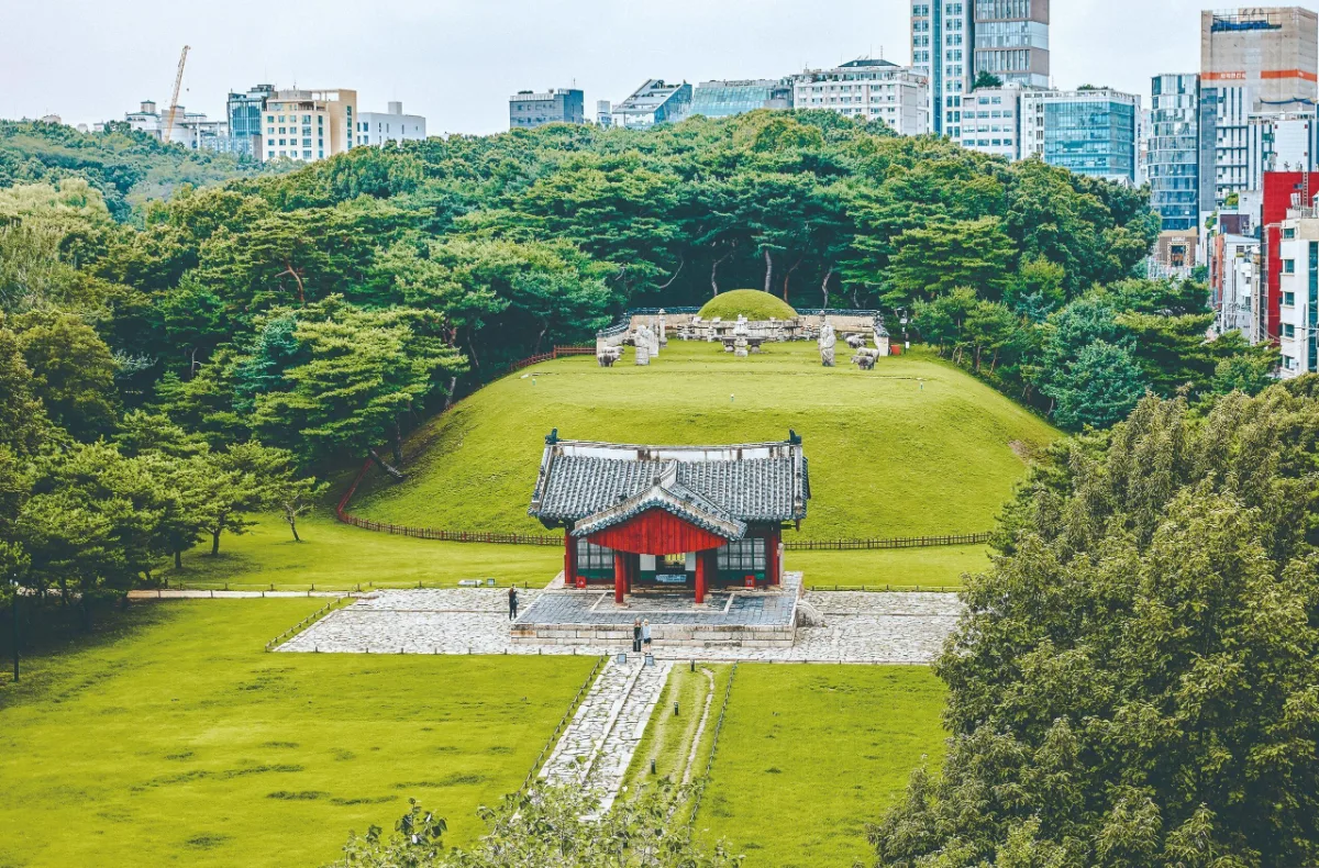 宣陵・靖陵 — 参道の先に立つ祭祀建物