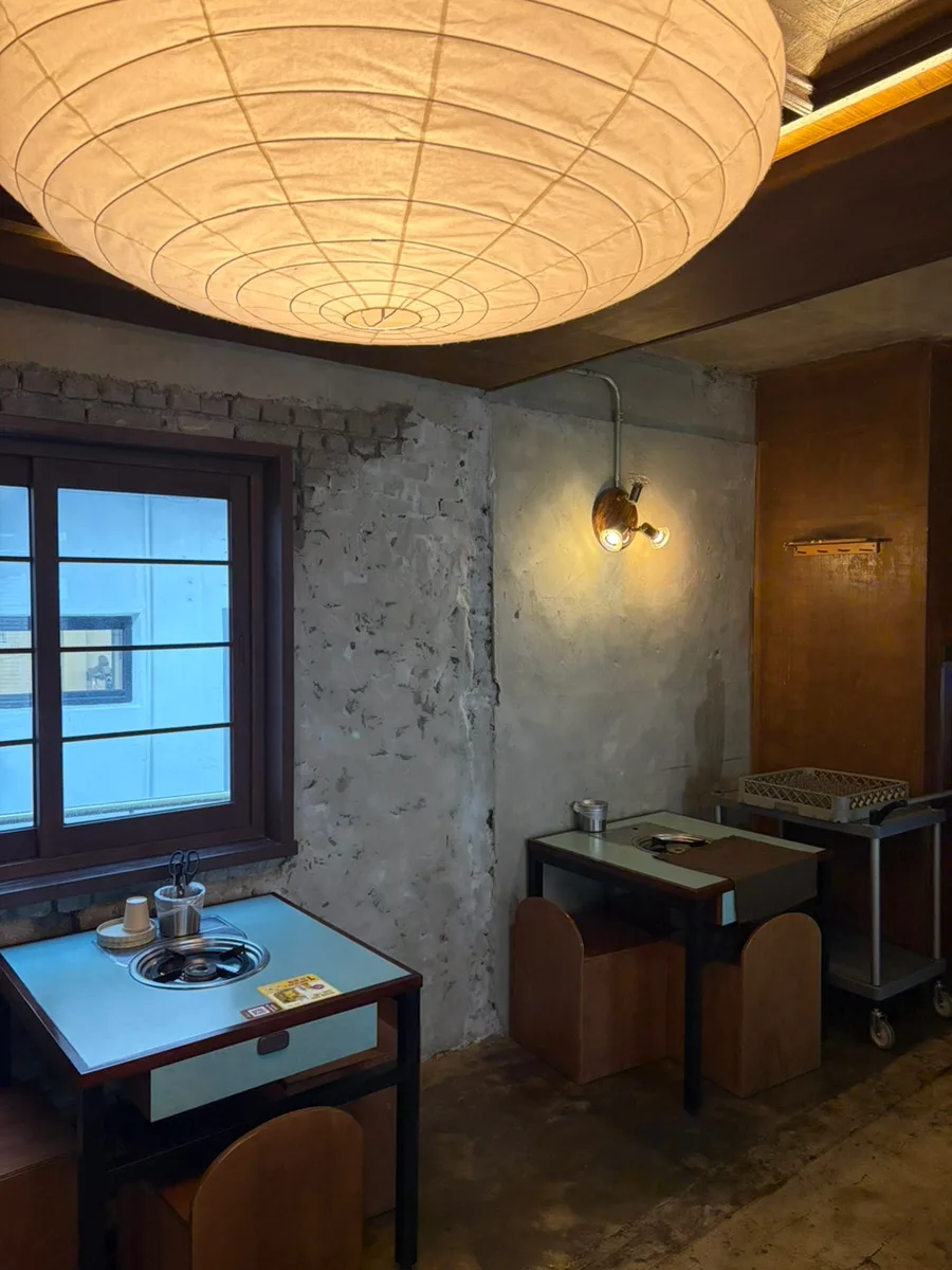 大判照明と青い卓の客席