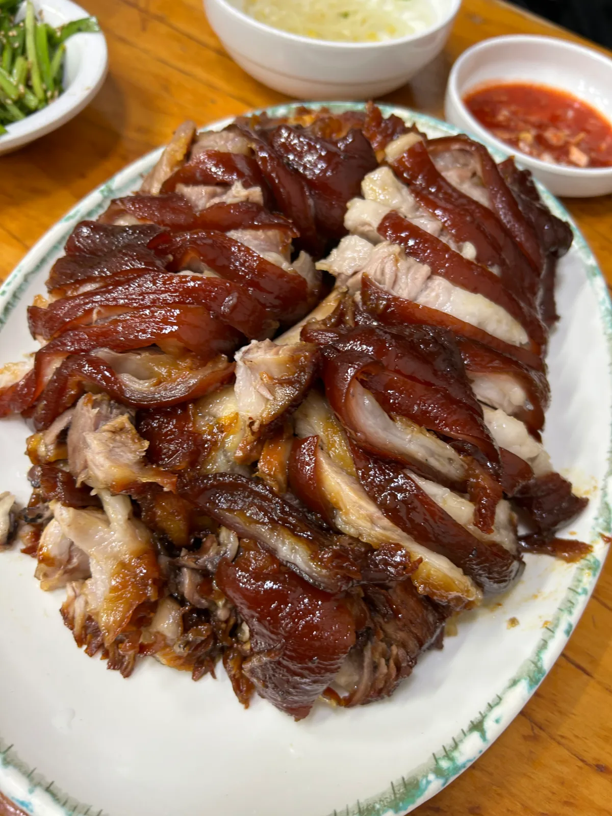 豚足の大皿と三種の副菜