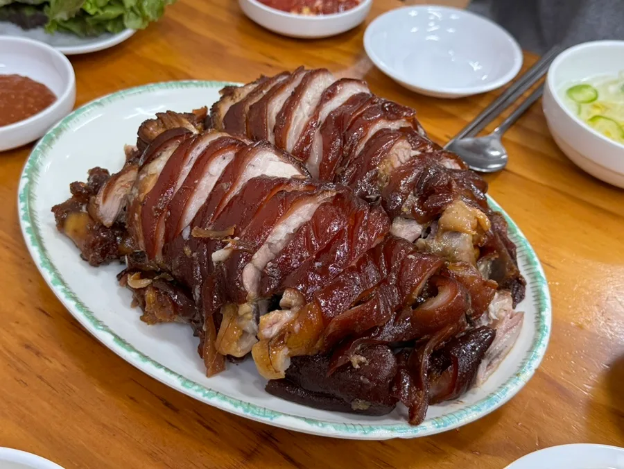 丸皿に盛った豚足と薬味