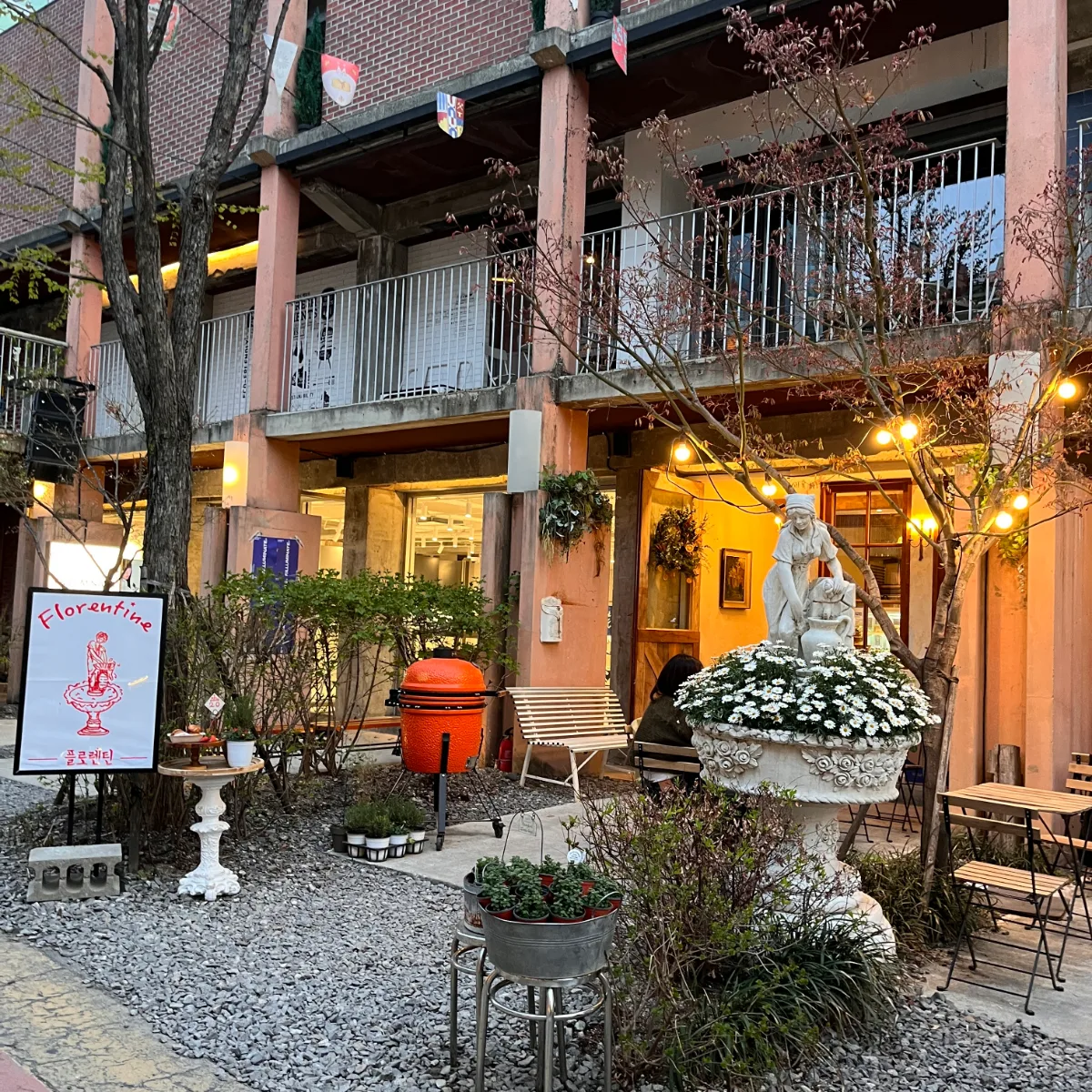 聖水連邦 — 彫像と花鉢が彩る中庭