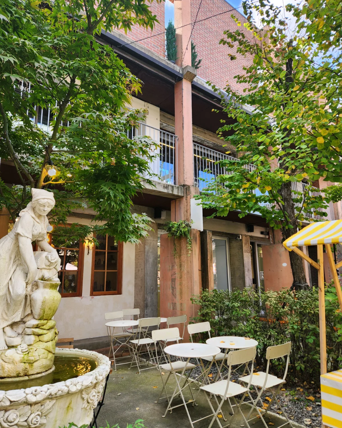 噴水像と白いテラス席