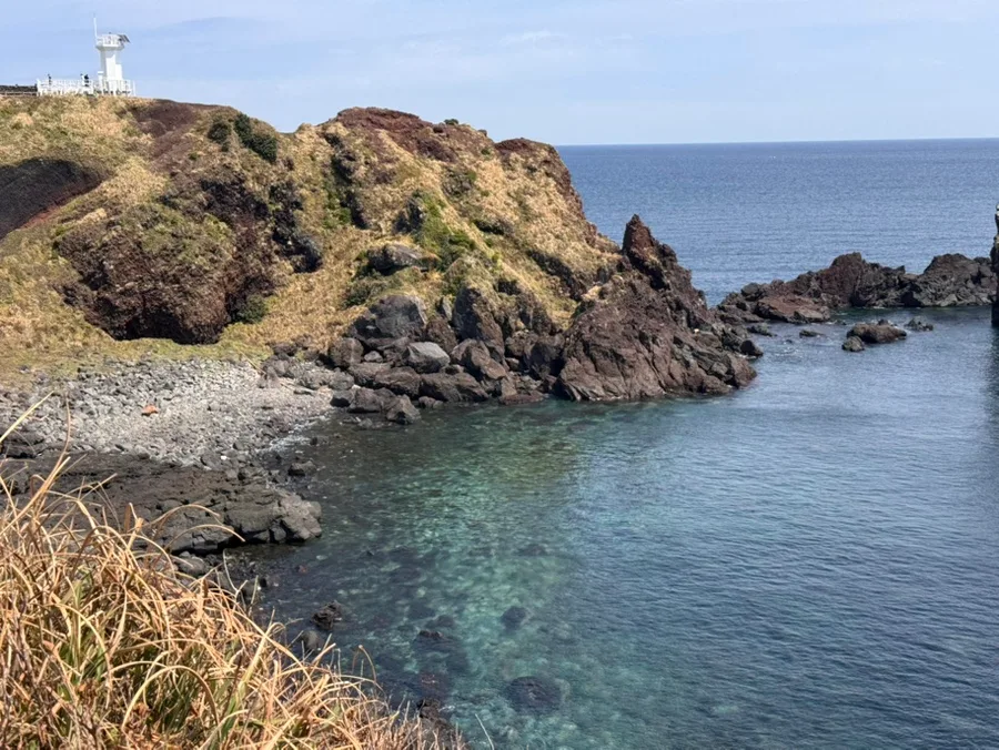 透明な入り江と岩の岬