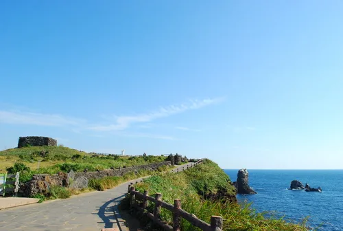 奇岩を望む海岸の遊歩道