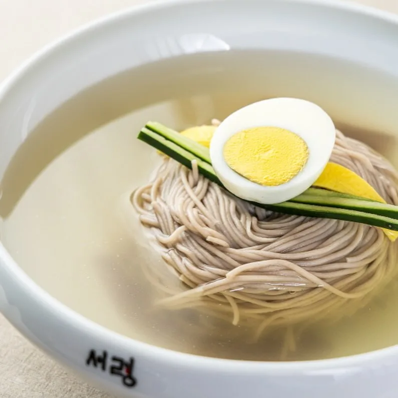 そば冷麺と卵、きゅうりの盛り付け