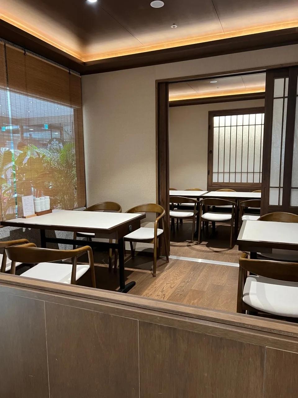 西嶺 本店 — 格子戸の個室風ダイニング
