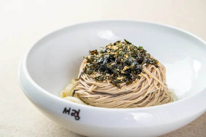刻み海苔とごまをのせた蕎麦