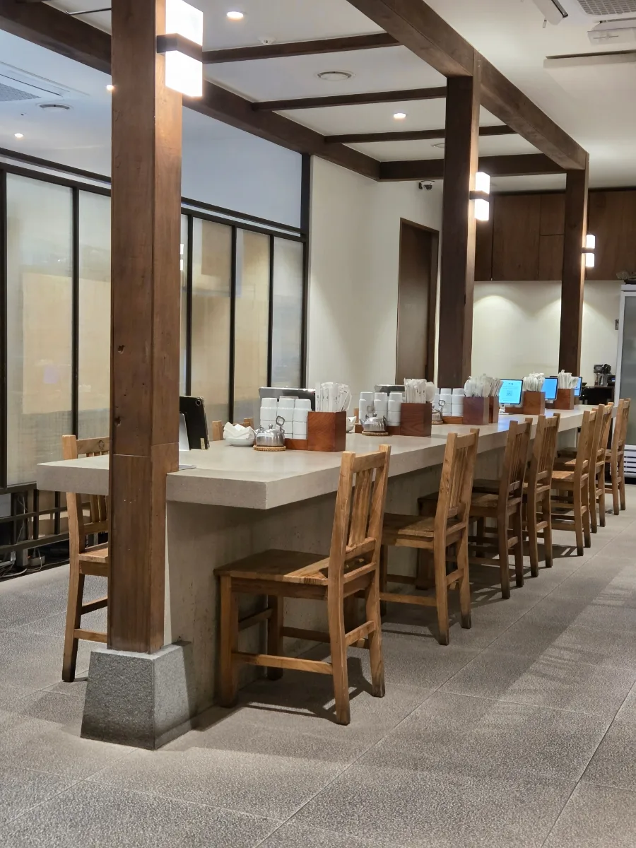 西嶺 本店 — 木の梁が美しいカウンター席