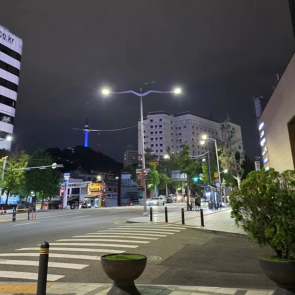 南山タワーが見える夜の交差点