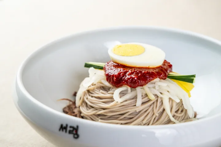 赤いヤンニョムと卵をのせた蕎麦