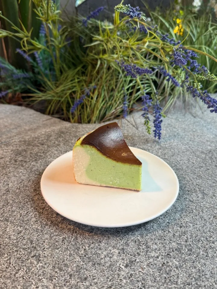 ピスタチオ・バスクチーズケーキ