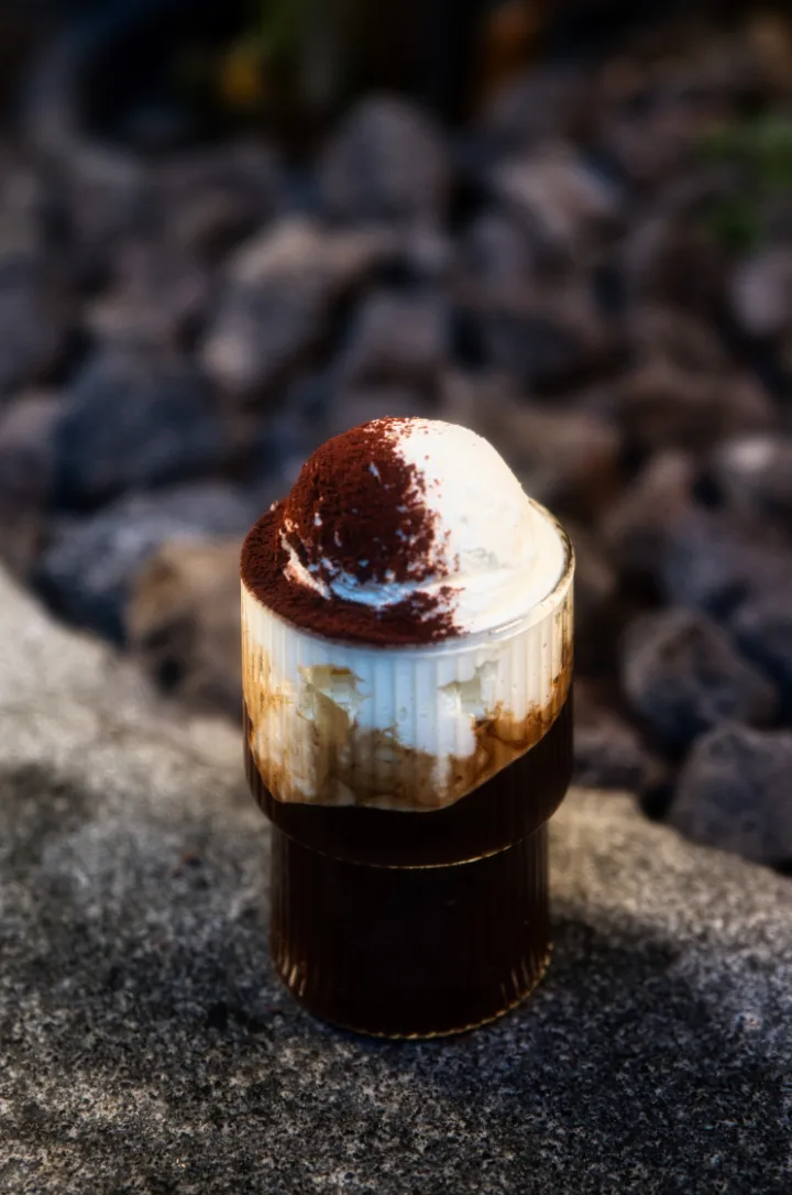 クリームを重ねた黒いコーヒー