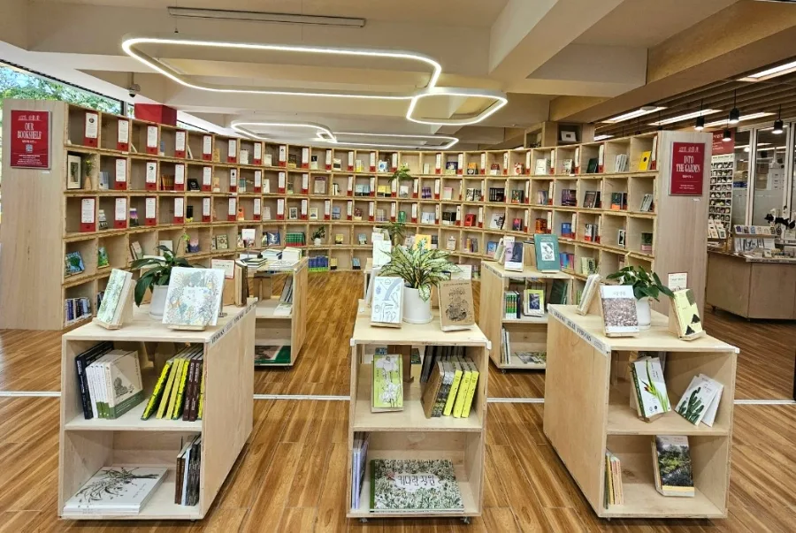 木製書棚に並ぶ植物の本