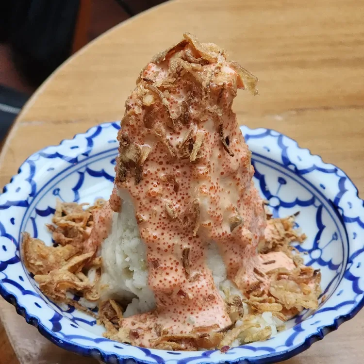 SEOUL GYPSY 西巡邏店 — 山盛りの削り節をのせた一皿