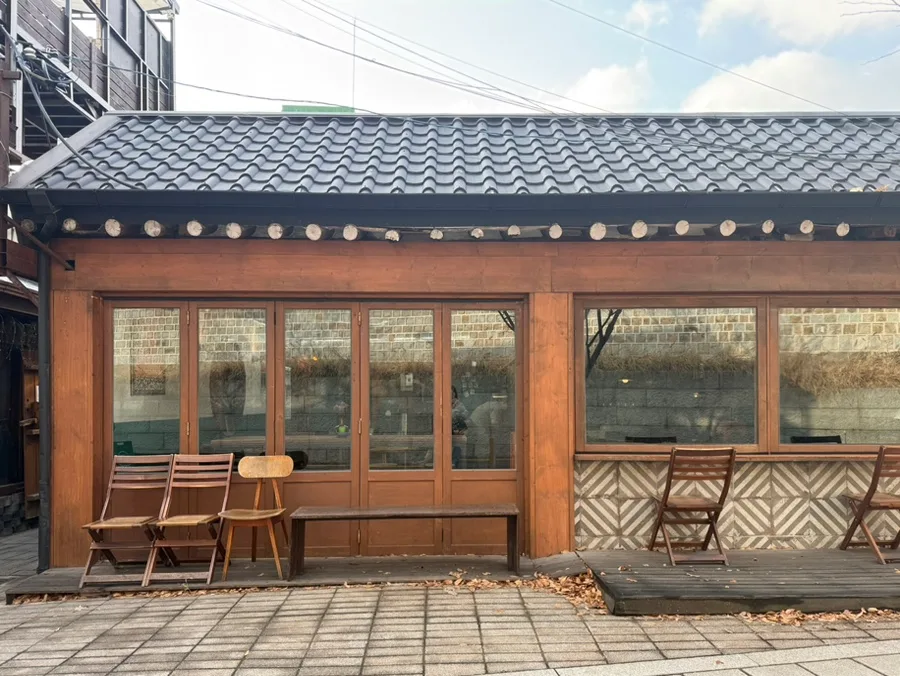 瓦屋根と木製窓の店先