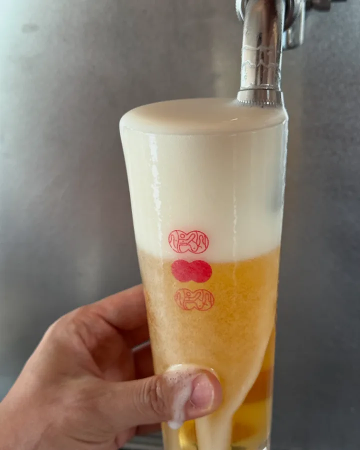 タップから注ぐ泡立つビール