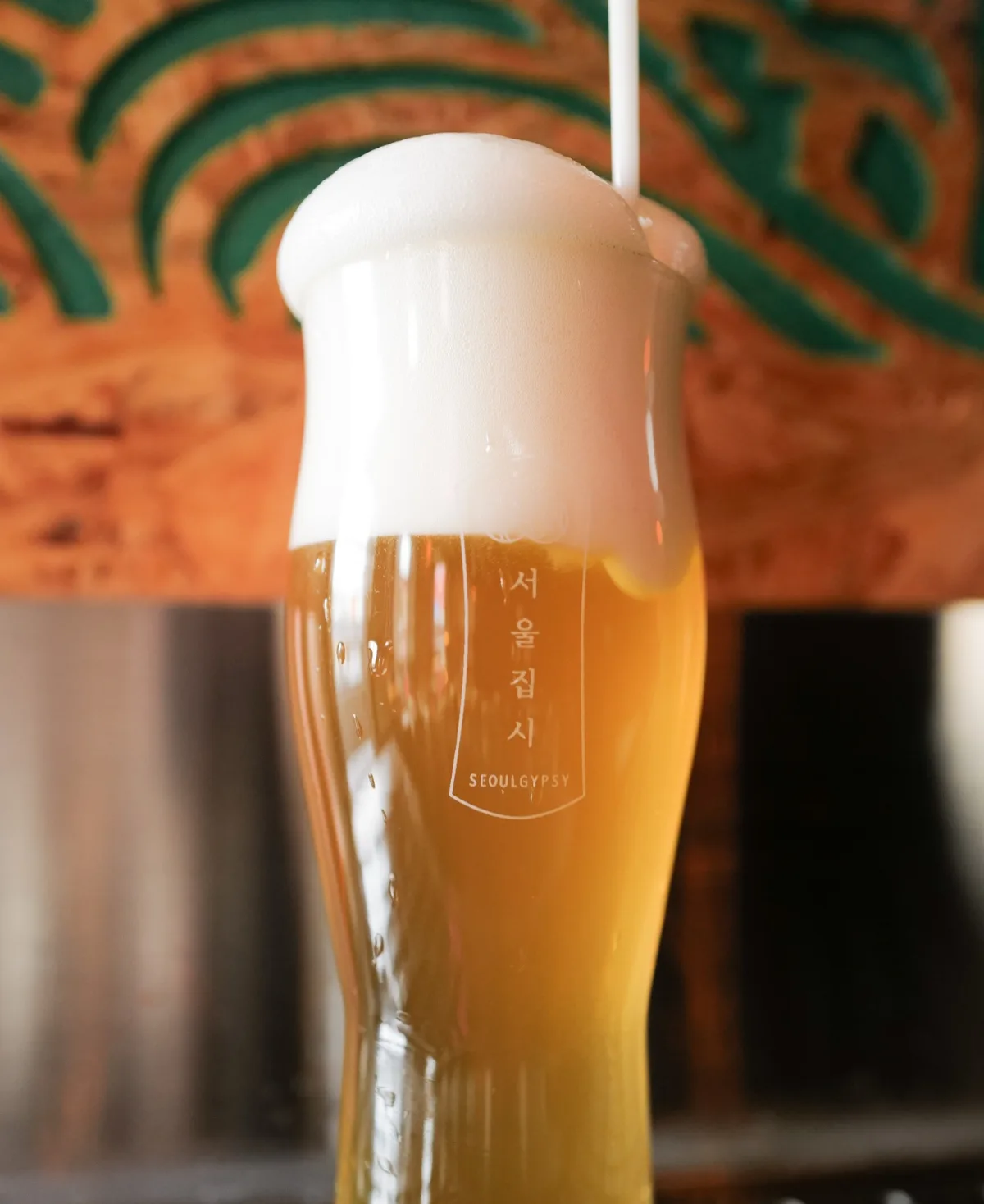 SEOUL GYPSY 西巡邏店 — 泡が盛り上がる注ぎたてビール