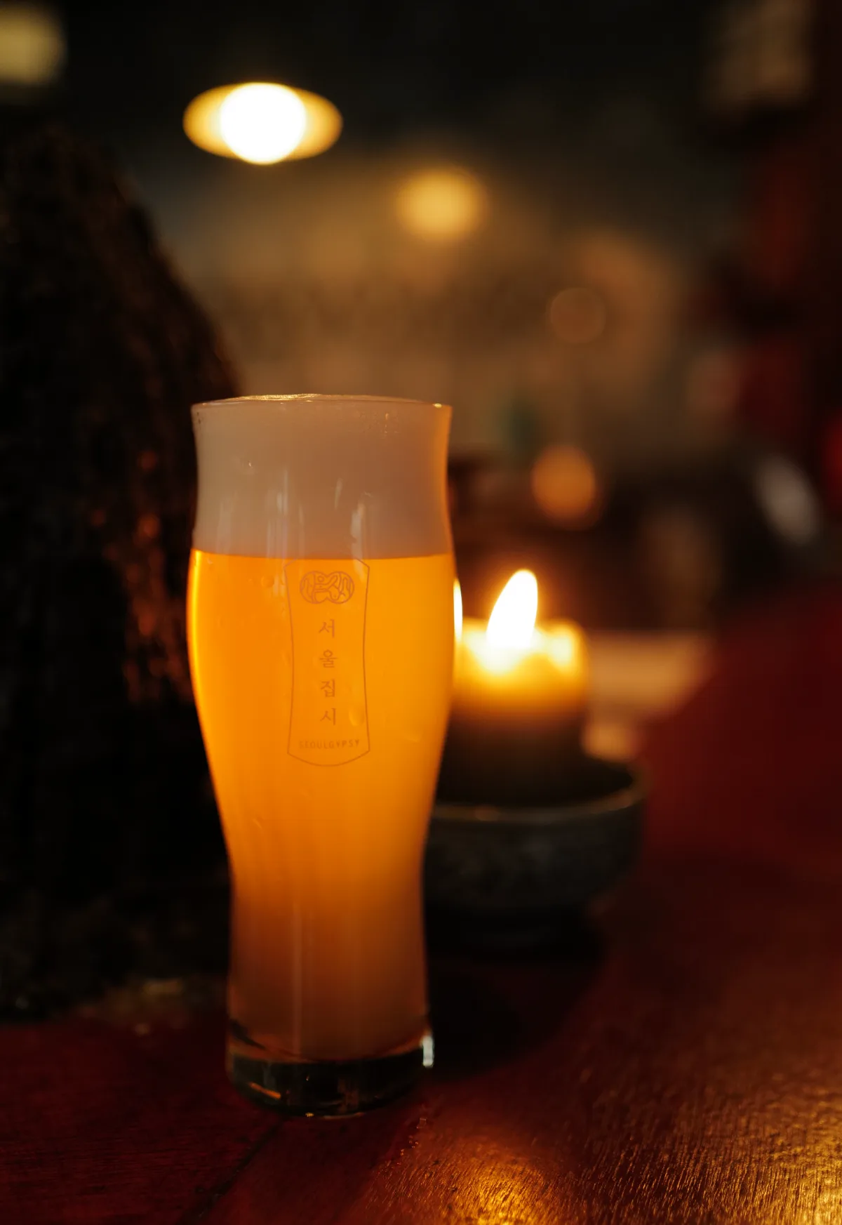 灯りに映える泡立つビール