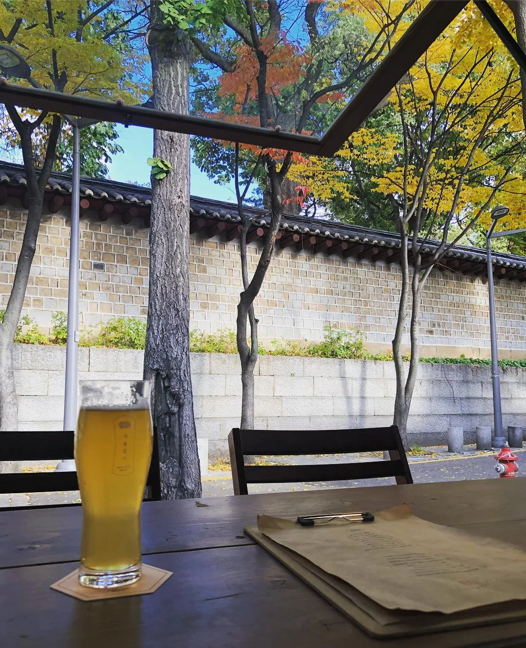 紅葉と石塀を望むビール