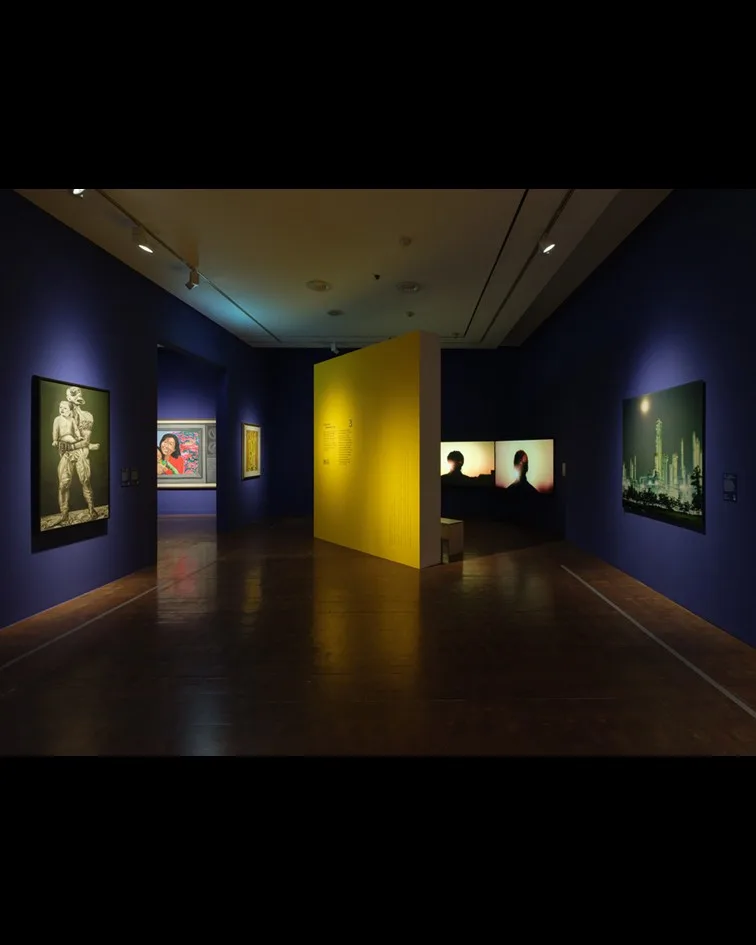 ソウル市立美術館 西小門本館 — 濃紺の展示室と黄色い壁