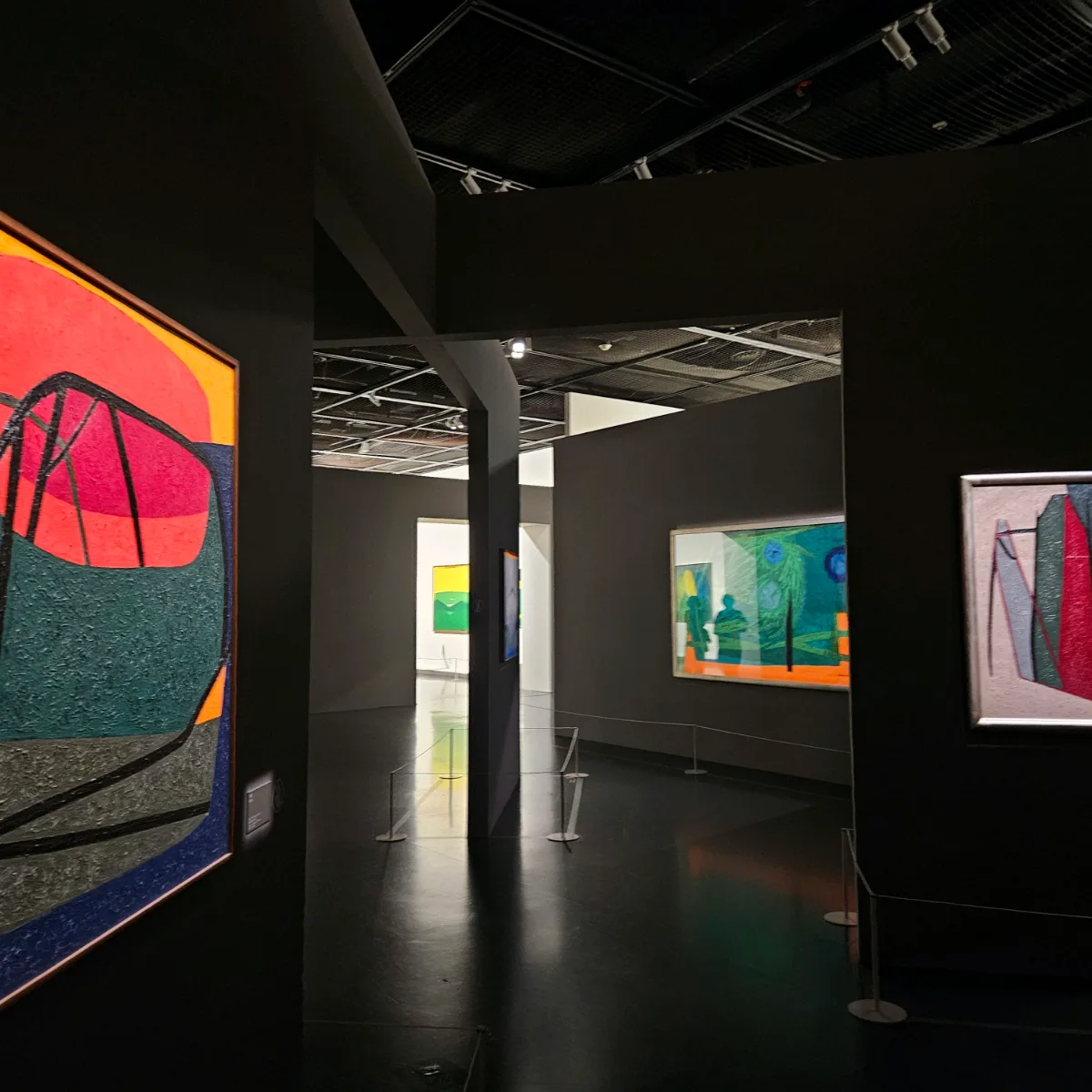 ソウル市立美術館 西小門本館 — 黒壁に抽象画が並ぶ展示室