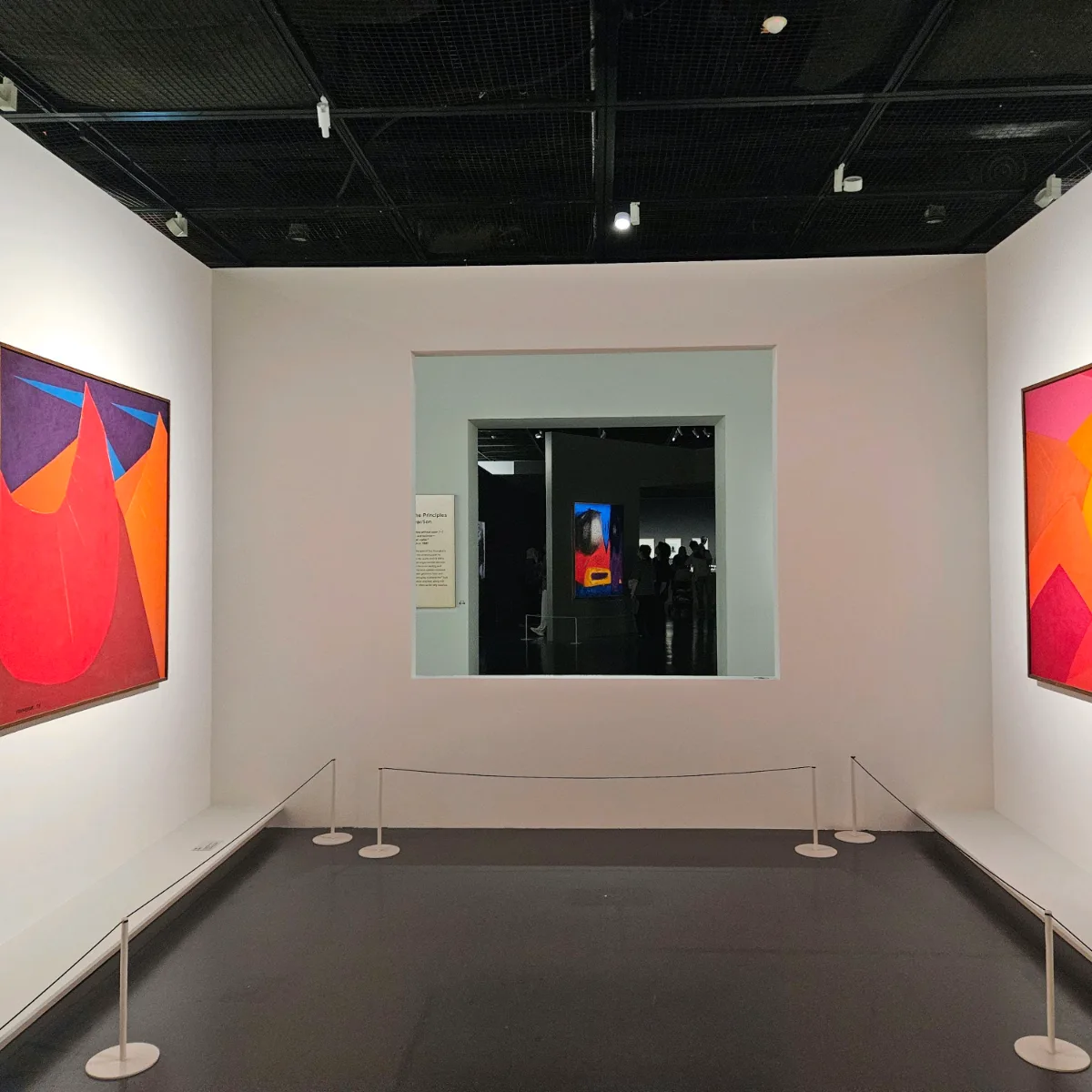 赤い抽象画が並ぶ展示室
