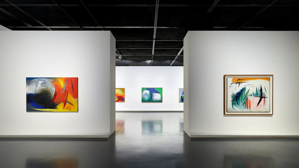 抽象画が並ぶ白い展示室