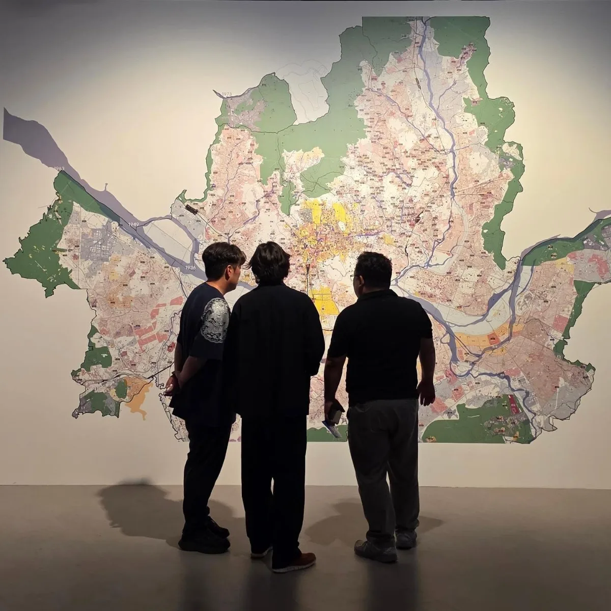 ソウル歴史博物館 — 大地図を見上げる三人