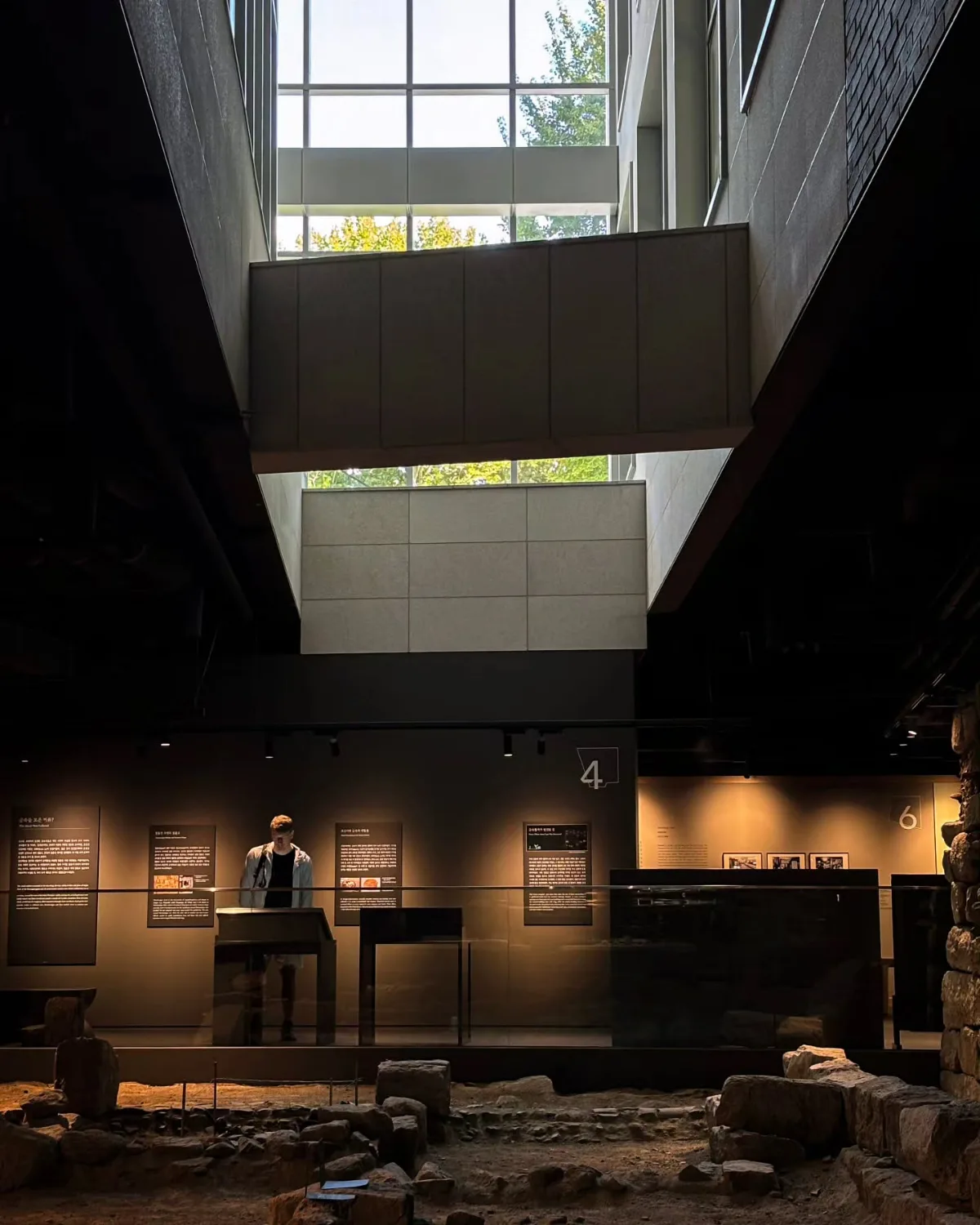 ソウル歴史博物館 — 遺構と吹き抜けを望む展示室