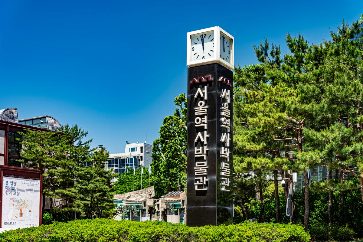 時計塔型の博物館標識と松