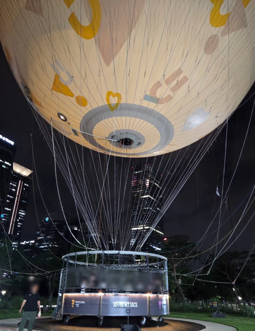 夜空に広がる気球と係留索