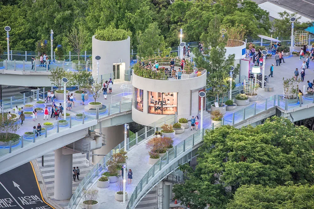 夕暮れの円筒施設と高架庭園