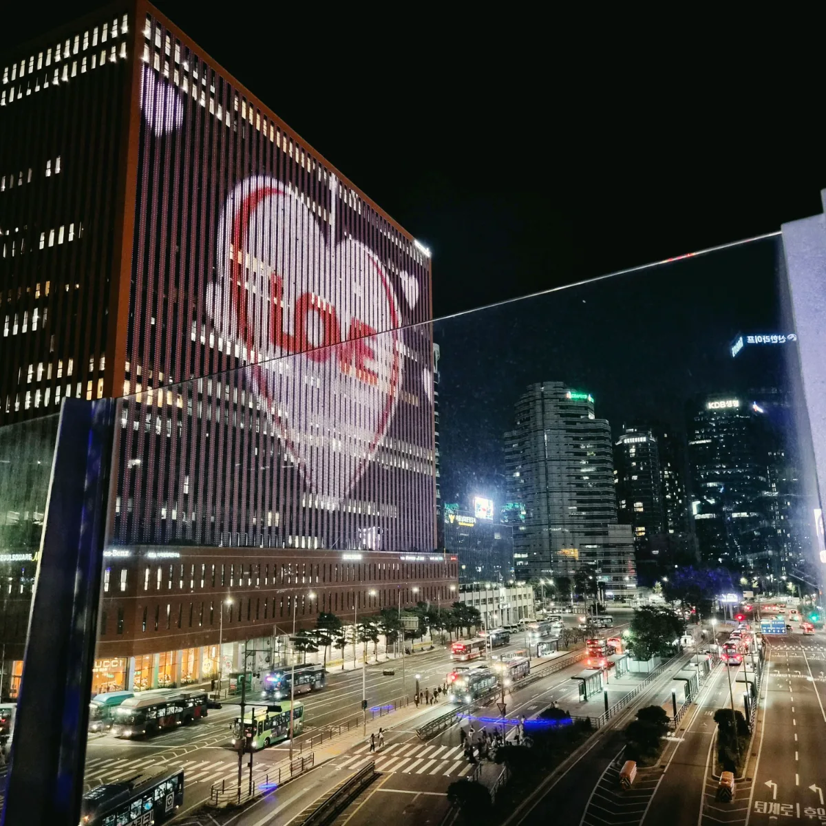 巨大映像が灯るビル街の夜景