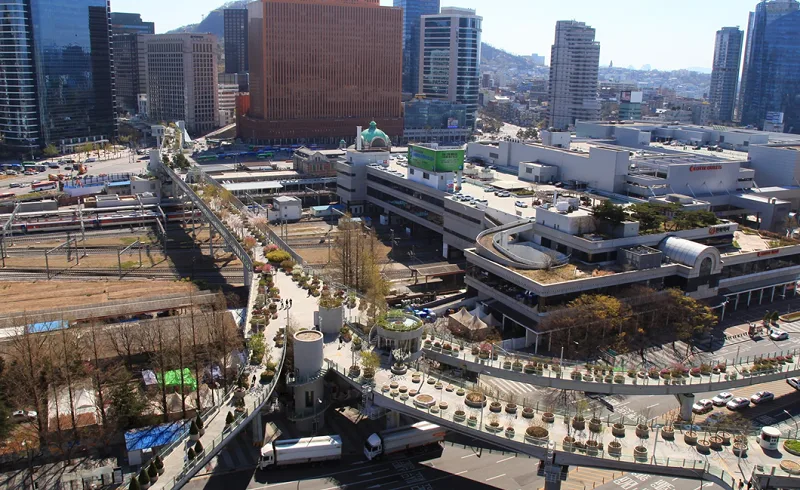 ソウルロ7017 — 植栽歩道とソウル駅の俯瞰