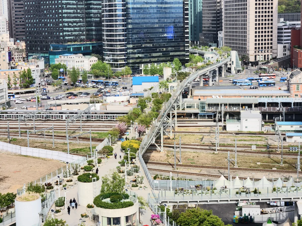 ソウルロ7017 — 線路を渡る緑の高架歩道