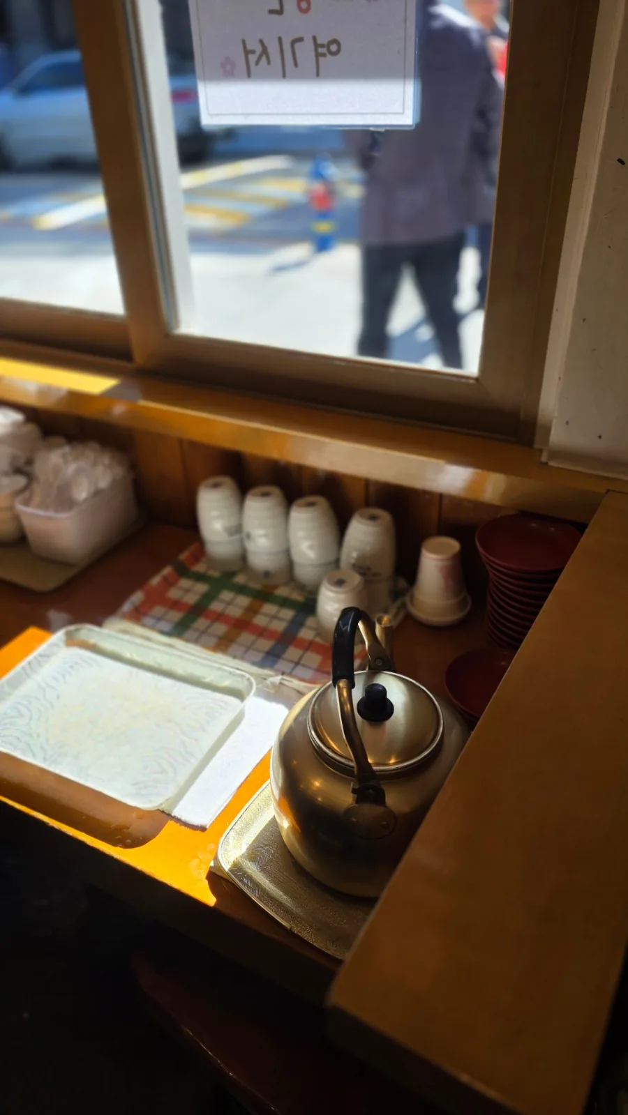 窓辺の薬缶と重ねた茶碗